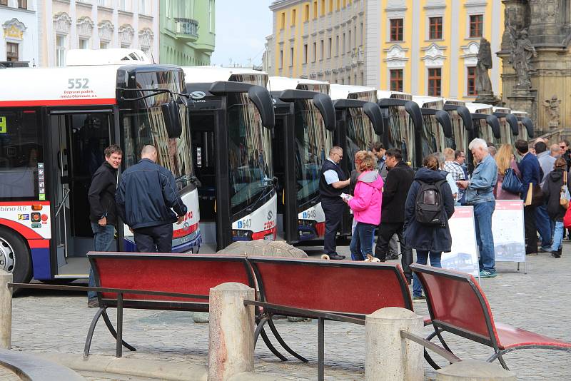 Představení nových autobusů DPMO na Horním náměstí v Olomouci. Květen 2017