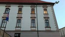 Národní centrála proti organizovanému zločinu zasahovala ve středu na několika místech Česka včetně Olomouce. Na olomoucké radnici probíhal zásah celý den, ještě večer po setmění se za rozsvícenými světly něco dělo.
