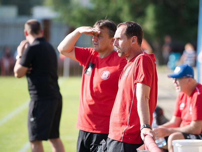 Fotbalisté Sigmy Olomouc (v červeném) v premiérovém utkání přípravy na hřišti Otrokovic