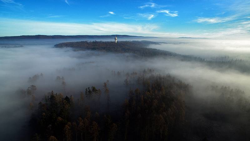 Mlha přikrývá Olomouc, nad ní vládne slunečné a teplé počasí. 2. ledna 2020