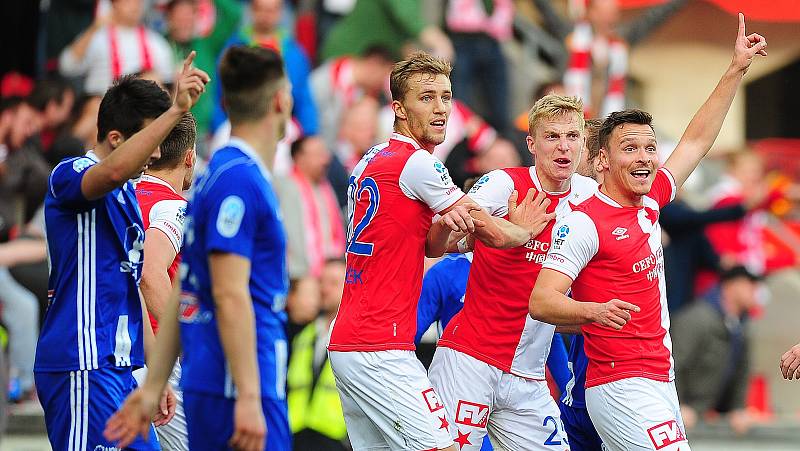 Fotbalové utkání HET ligy mezi celky SK Slavia Praha a SK Sigma Olomouc 11. března v Praze. S gestem radující se z branky Stanislav Tecl.