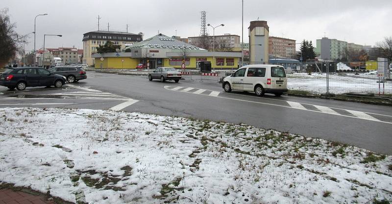 Křižovatka Zikovy a Schweitzerovy ulice. Stavba tramvajové trati přes Nové Sady, 6. prosince 2021