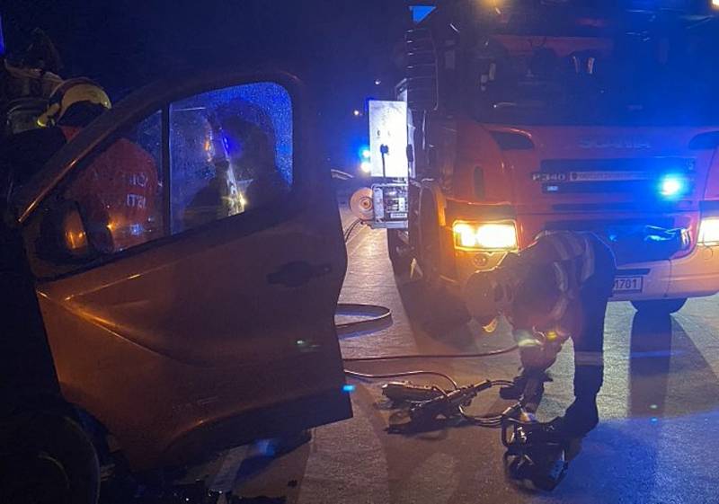 Na D35 u Velké Bystřice narazila do kamionu dodávka. Řidiče museli vyprostit hasiči.