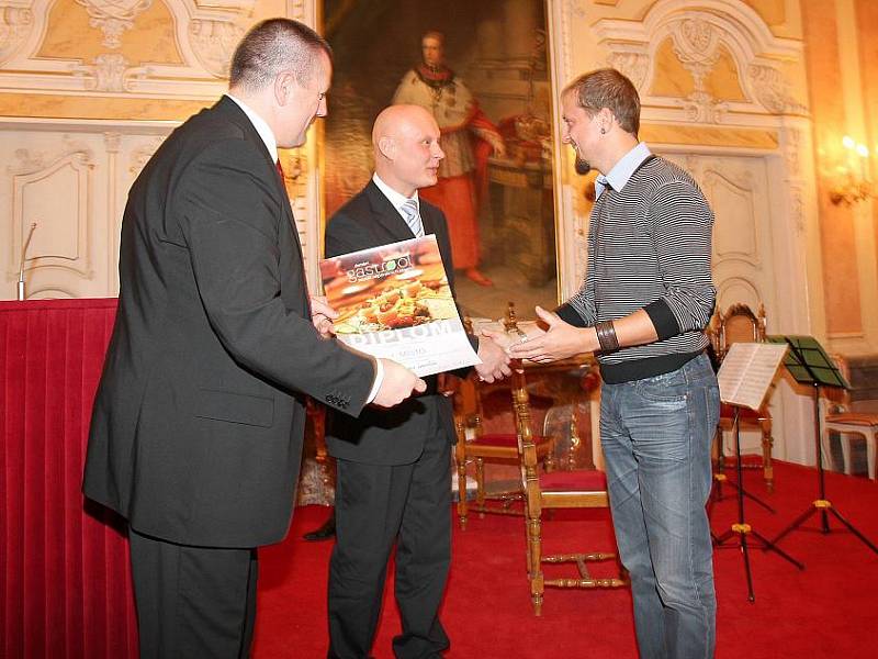 Autor vítězného receptu v soutěži Domácí gastro.ol Jaroslav Mareš přebírá cenu za tvarůžkovo - liškovou omáčku