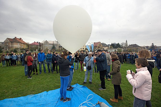 Studenti hejčínského gymnázia spolu s Hanáckým radioklubem vypustili balónovou sondu do stratosféry.