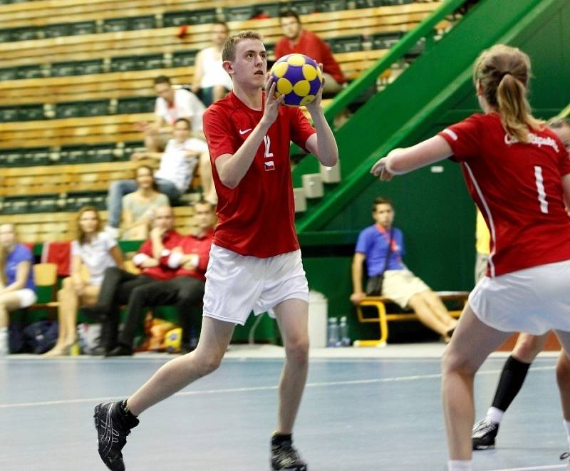 Česká korfbalová reprezentace (v červeném) se na olomouckém ME do 21 let utkala s Německem