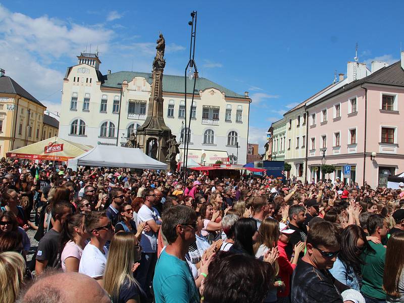 Publikum tleskalo skupině Jelen, Pekař i malým tanečníkům