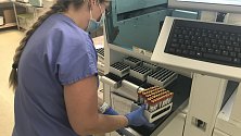 Oddělení klinické biochemie Fakultní nemocnice Olomouc, kde zpracovaly tisíce vzorků krve odebraných v rámci studie kolektivní imunity v Olomouci, Litovli a Uničově. Preanalytický modul, do kterého laborantka vkládá centrifugované vzorky. (1. května 2020)