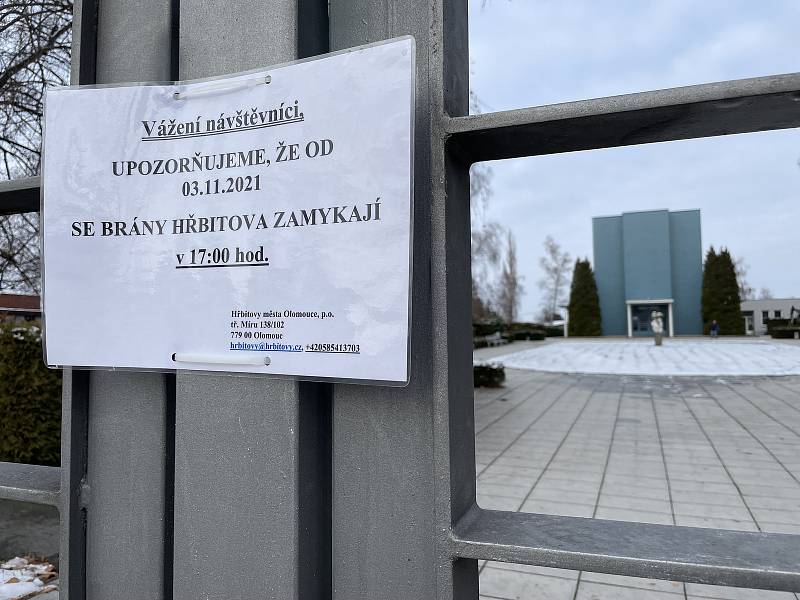 Počet úmrtí s covidem v Olomouckém kraji přesáhl dvoutisícovou hranici. Na snímku krematorium v Olomouci-Neředíně. Prosinec 2021