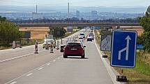 Na výpadovce z Olomouce na Lipník opravují vozovku, provoz je tam zúžený jen na část silnice