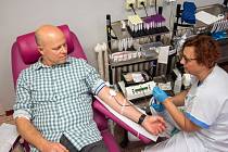 Michelinský kuchař Roman Paulus přišel na olomouckou transfuzní stanici darovat krev, poprvé v životě. Zásoby krve se zde nedaří naplnit