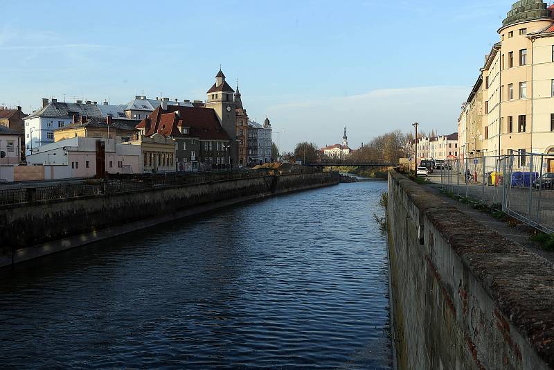 Řeka Morava v centru Olomouce mezi Masarykovou třídou a zbouraným mostem u Bristolu