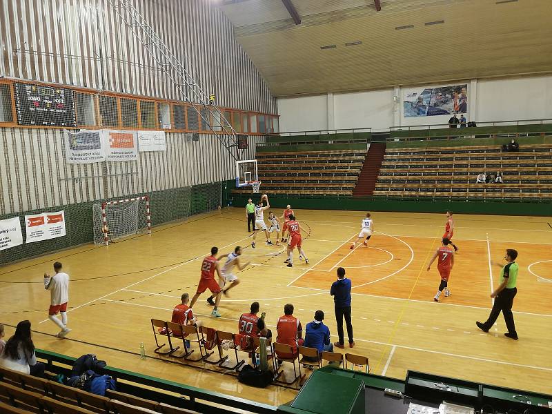 Basketbalisté SK UP Olomouc (v bílém) proti Valašskému Meziříčí