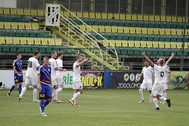 Fotbalisté HFK Olomouc (v bílém) porazili Frýdek-Místek 2:0