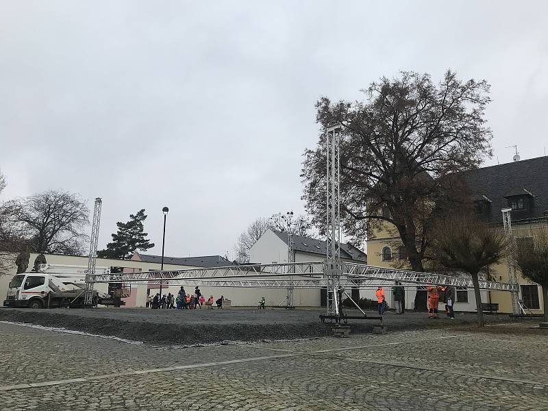 Ve Velké Bystřici chystají kluziště na Zámeckém náměstí, 30. listopadu 2020