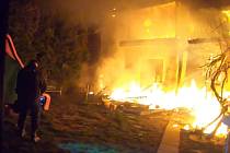 Policisté zasahují u požáru rodinného domu ve Chválkovicích, 1. dubna 2023