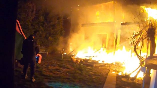 Policisté zasahují u požáru rodinného domu ve Chválkovicích, 1. dubna 2023