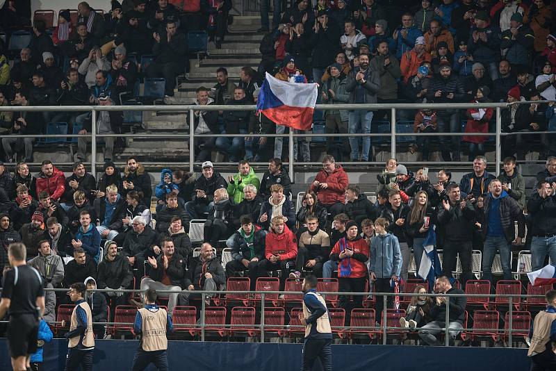 Fanoušci na Andrově stadionu při zápase české reprezentace proti Faerským ostrovům