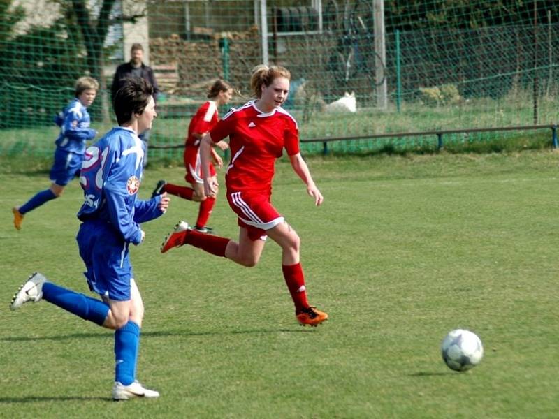 Olomoucké fotbalistky (v červeném) porazily v zápase 10. kola MSLŽ tým FC Brno 3:0.