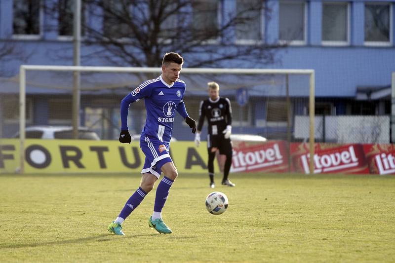 Olomoučtí fotbalisté (v modrém) porazili v přípravě Nitru 1:0. Jan Štěrba.