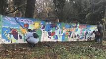 30. výročí pádu Berlínské zdi si připomněli lidé v Olomouci malováním symbolů, vzkazů a obrázků na betonové ohrazení mezi areálem Korunní pevnůstky a botanické zahrady.