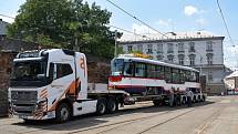 Dvě nové olomoucké tramvaje řady Vario z modernizačního programu dorazily do depa DPMO