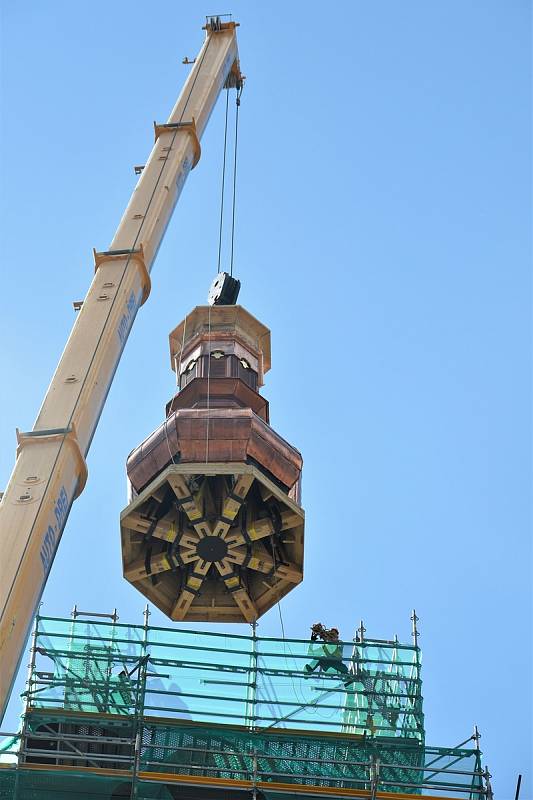 Instalace střední části špice radniční věže v Olomouci, 30. 6. 2020