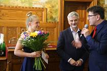 Valentýna Kočířová přebírá ocenění za Objev roku z rukou náměstka Otakara Štěpána Bačáka (uprostřed)