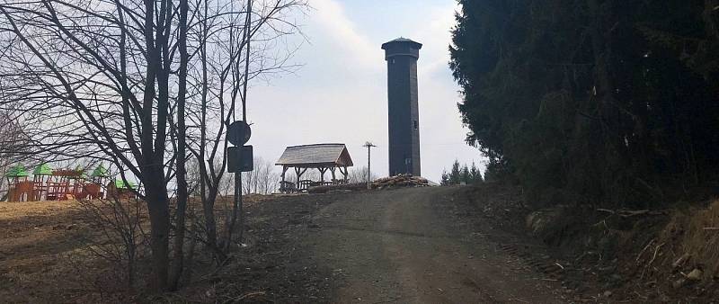 Vzor pro chystanou rozhlednu u Pohořan: rozhledna v Nové Vsi, část Dolní Moravice na Bruntálsku.