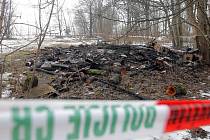 Spáleniště po požáru chatky u Domašova, při kterém našli uhořelého muže
