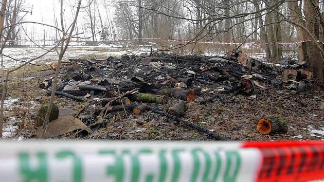 Spáleniště po požáru chatky u Domašova, při kterém našli uhořelého muže