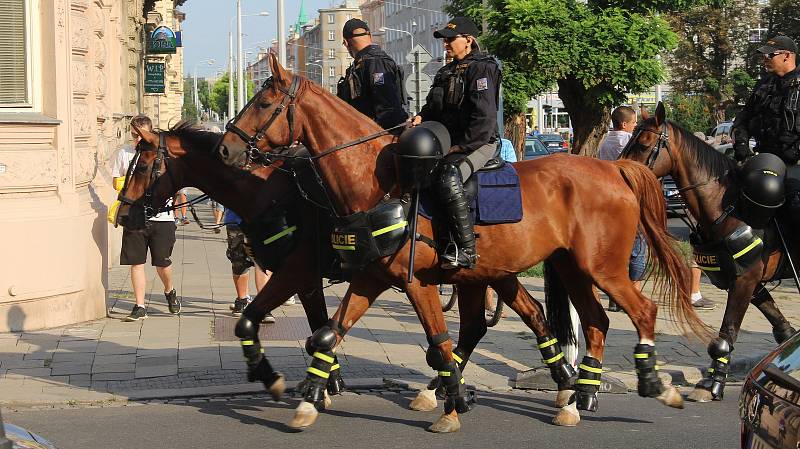 Fanoušci ostravského Baníku pod dohledem policistů rychle vyráží z olomouckého hlavního nádraží k Androvu stadionu. Jejich vlak měl totiž hodinu a půl zpoždění