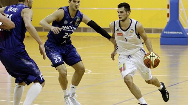 Olomoučtí basketbalisté (v bílém) v pohárovém zápase s favorizovaným Prostějovem