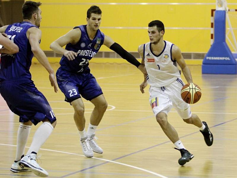 Olomoučtí basketbalisté (v bílém) v pohárovém zápase s favorizovaným Prostějovem