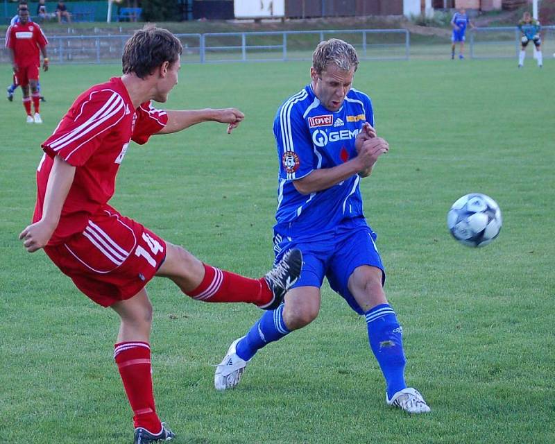 Útočník SK Sigma Michal Hubník (vpravo) a Roman Žembera ze Zlatých Moravců.