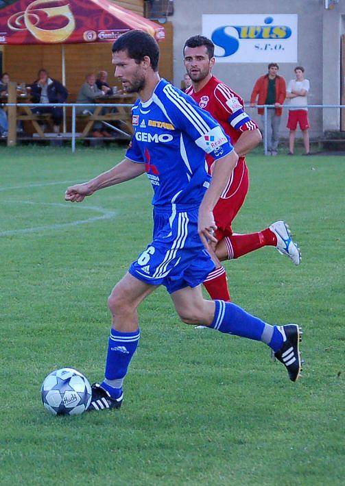 Záložník SK Sigma Ladislav Onofrej vede míč. 