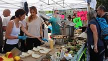 Olomoucký Garden Food Festival servíruje burgery, ústřice i cvrčky.