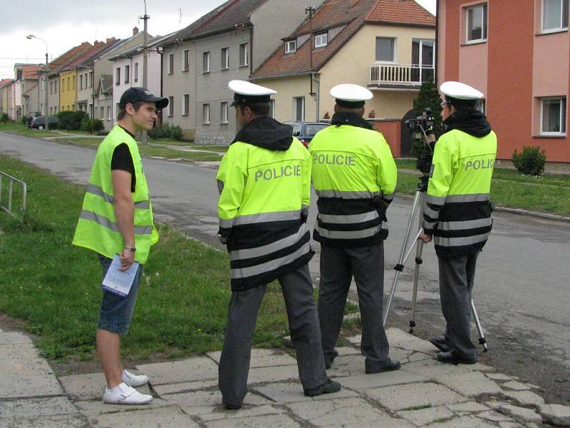 Akce jezdíme s úsměvem v Hněvotíně - Erik Janiš (vlevo) na hlídce s policisty  