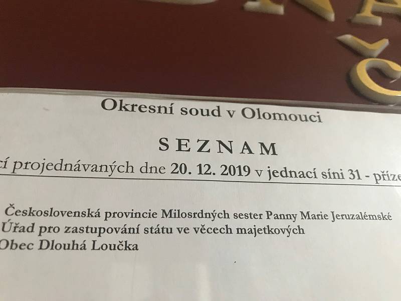 Okresní soud v Olomouci dnes rozhodl o žalobě Německého řádu, který si nárokuje školu v Dlouhé Loučce. Zamítl ji.