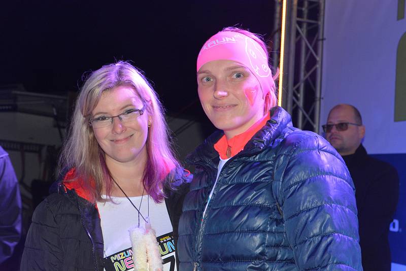 Na start letošního ročníku olomouckého Neon Run dorazilo dva tisíce účastníků.