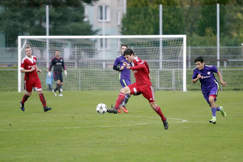 Fotbalisté Uničova (v červeném) prohráli s Mohelnicí 1:2