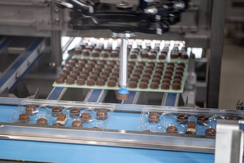 Olomoucká čokoládovna Zora ze skupiny Nestlé vyrábí v těchto dnech čokoládové cukrovinky pro vánoční trh, 18. srpna 2022, Olomouc. Automatická linka.