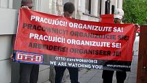 Členové slovenské organizace Priama akcia protestovali ve čtvrtek 12.5. v Olomouci proti pracovní agentuře, která změstnává lidi v Holandsku. Postávali před její pobočkou na třídě Svobody