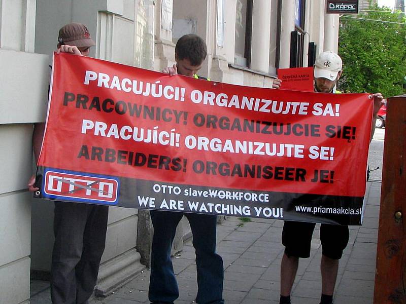 Členové slovenské organizace Priama akcia protestovali ve čtvrtek 12.5. v Olomouci proti pracovní agentuře, která změstnává lidi v Holandsku. Postávali před její pobočkou na třídě Svobody