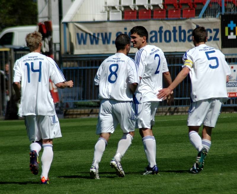 Fotbalisté Sigmy Olomouc B (v modrém) proti Frýdku