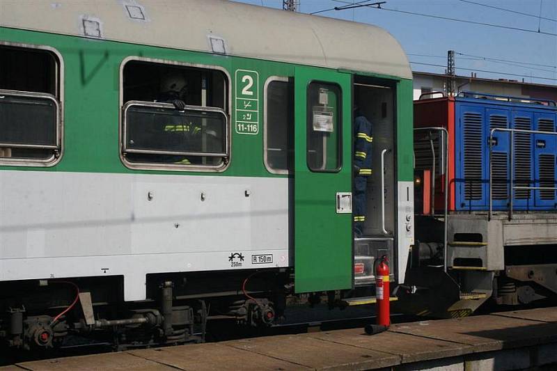 Druhý požár vagonu na olomouckém hlavním nádraží (16.5., 15:20)