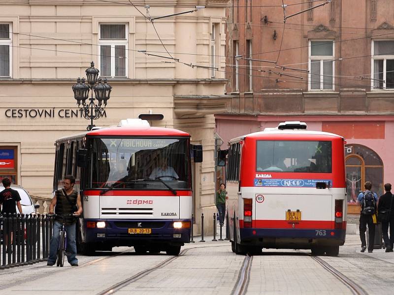 Lidé, kteří procházejí pěší zónou v Denisově ulici v Olomouci, si musejí dávat pozor na autobusy. Ty podle jejich slov často překračují rychlost a jezdí bezohledně.