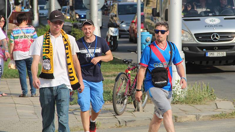 Fanoušci ostravského Baníku pod dohledem policistů rychle vyráží z olomouckého hlavního nádraží k Androvu stadionu. Jejich vlak měl totiž hodinu a půl zpoždění