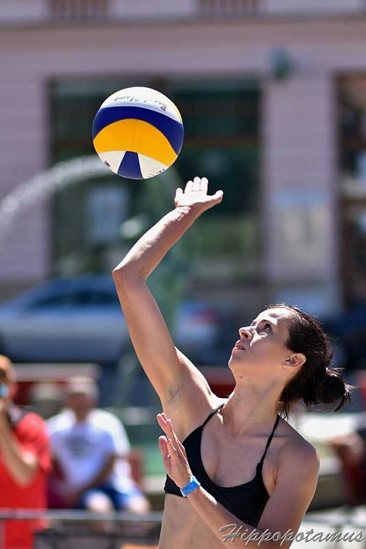 Beach-volejbalová show olomouckých a šternberských volejbalistek na olomouckém Horním náměstí