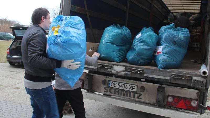 Nakládka jednoho z kamionů s humanitární pomocí pro ukrajinské město Černivci před hasičskou zbrojnici v olomoucké městské části Černovír. 4. března 2022